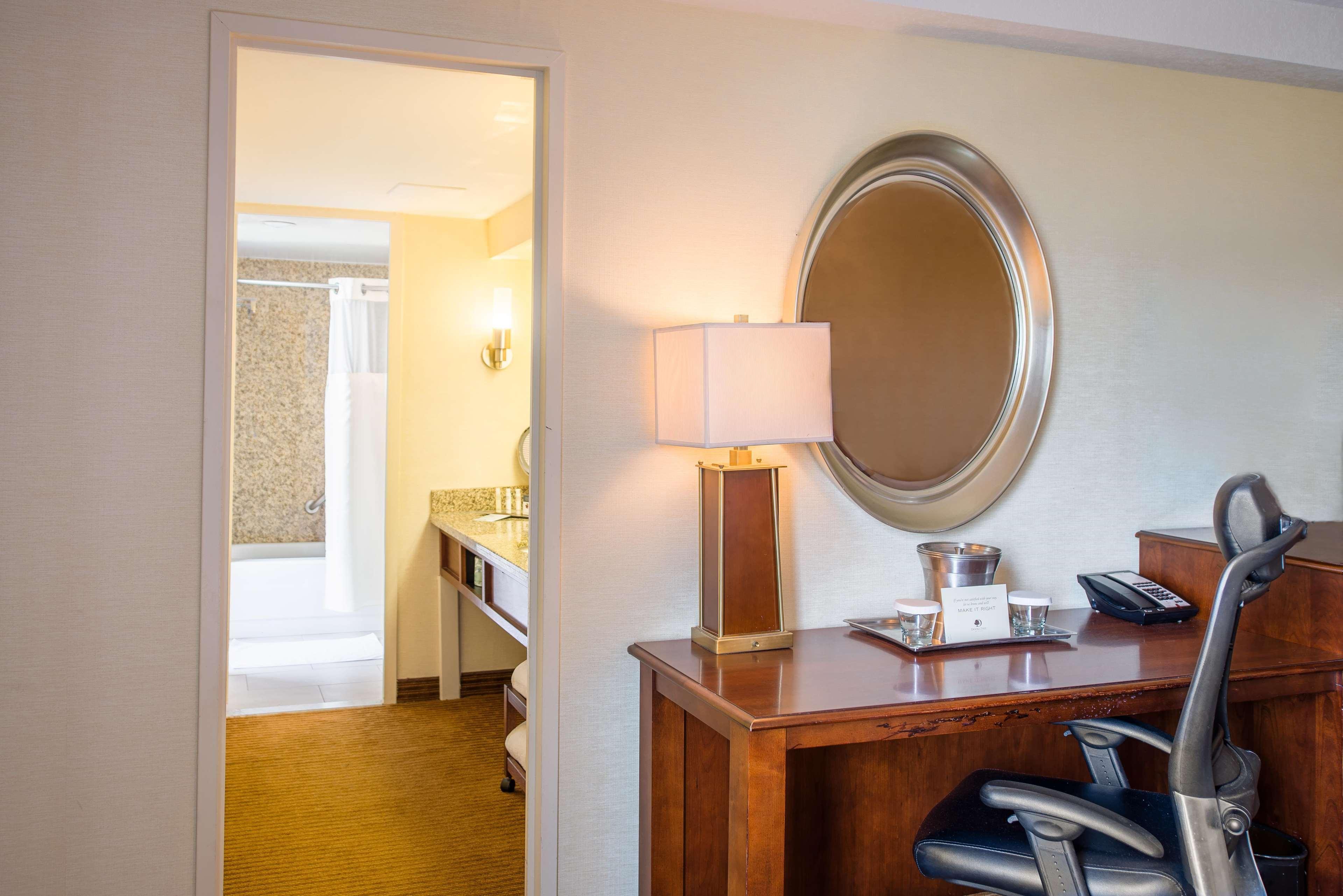 Hotel Doubletree By Hilton Philadelphia Airport Exterior foto