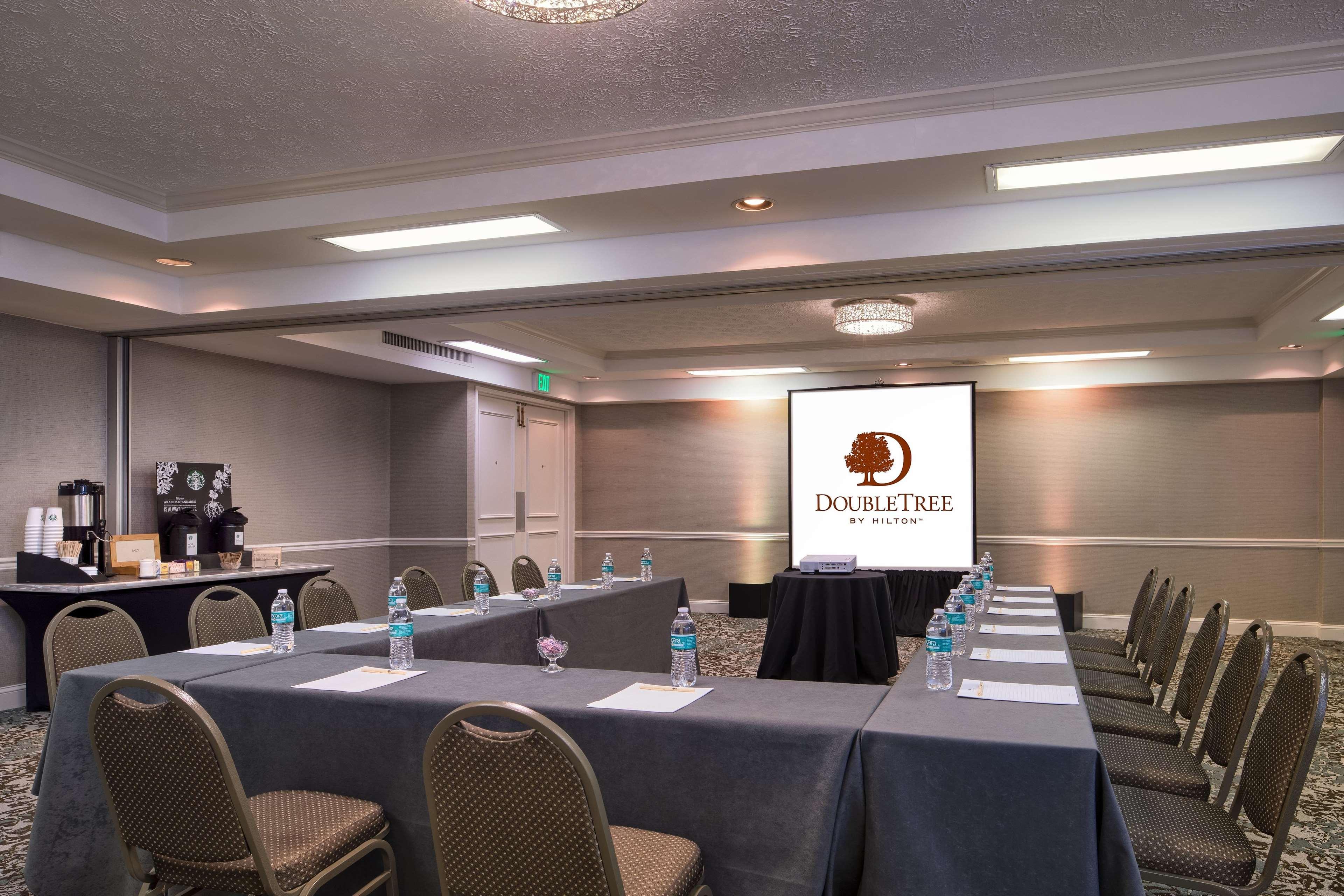 Hotel Doubletree By Hilton Philadelphia Airport Exterior foto