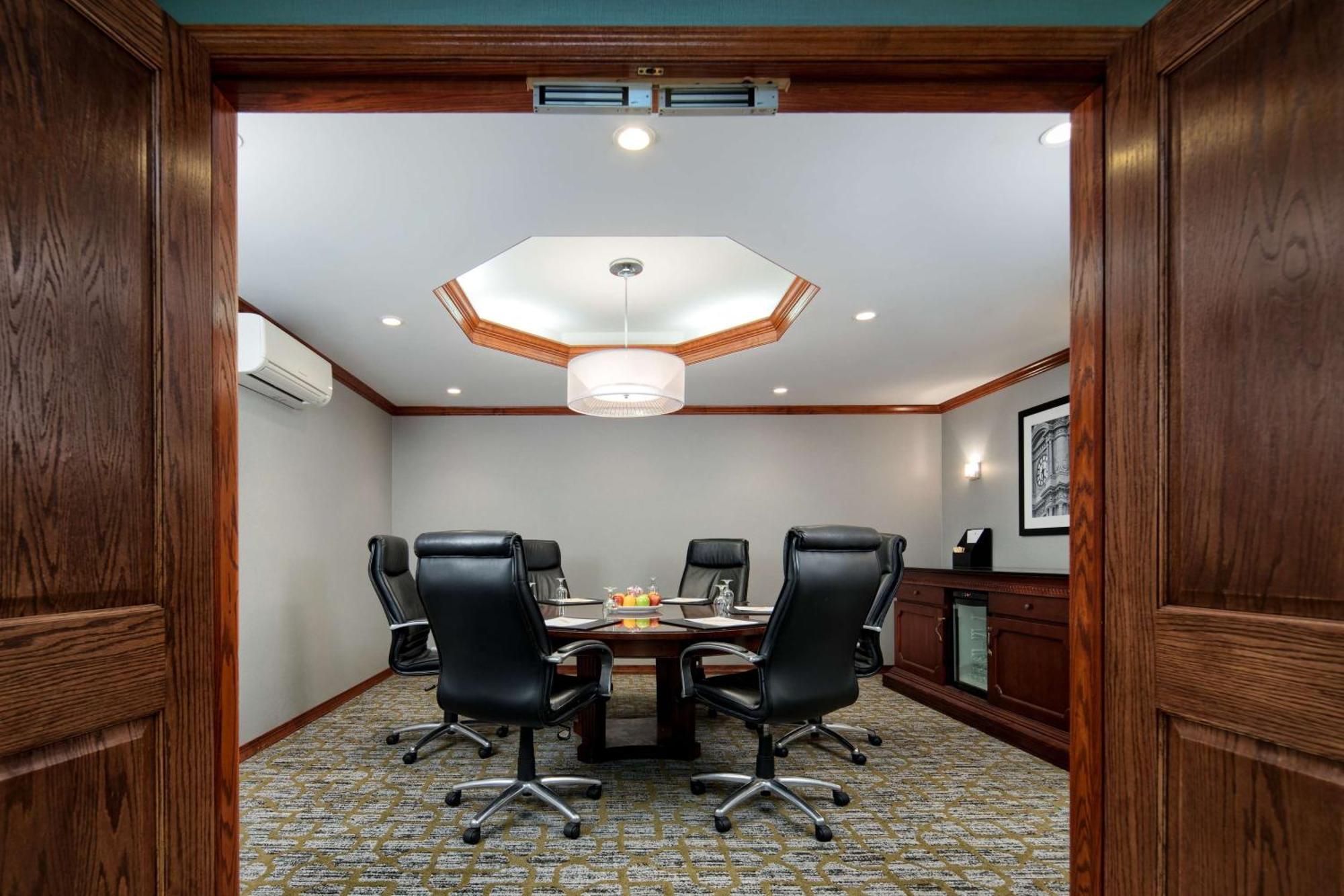 Hotel Doubletree By Hilton Philadelphia Airport Exterior foto