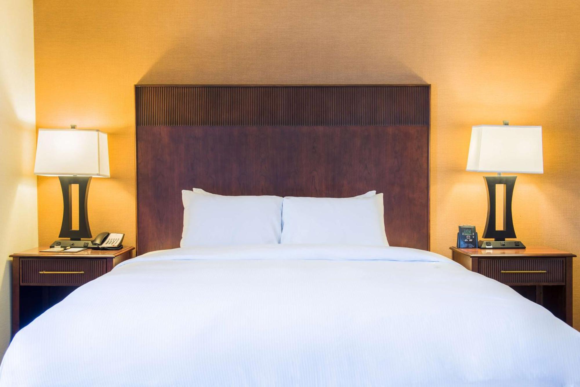 Hotel Doubletree By Hilton Philadelphia Airport Exterior foto