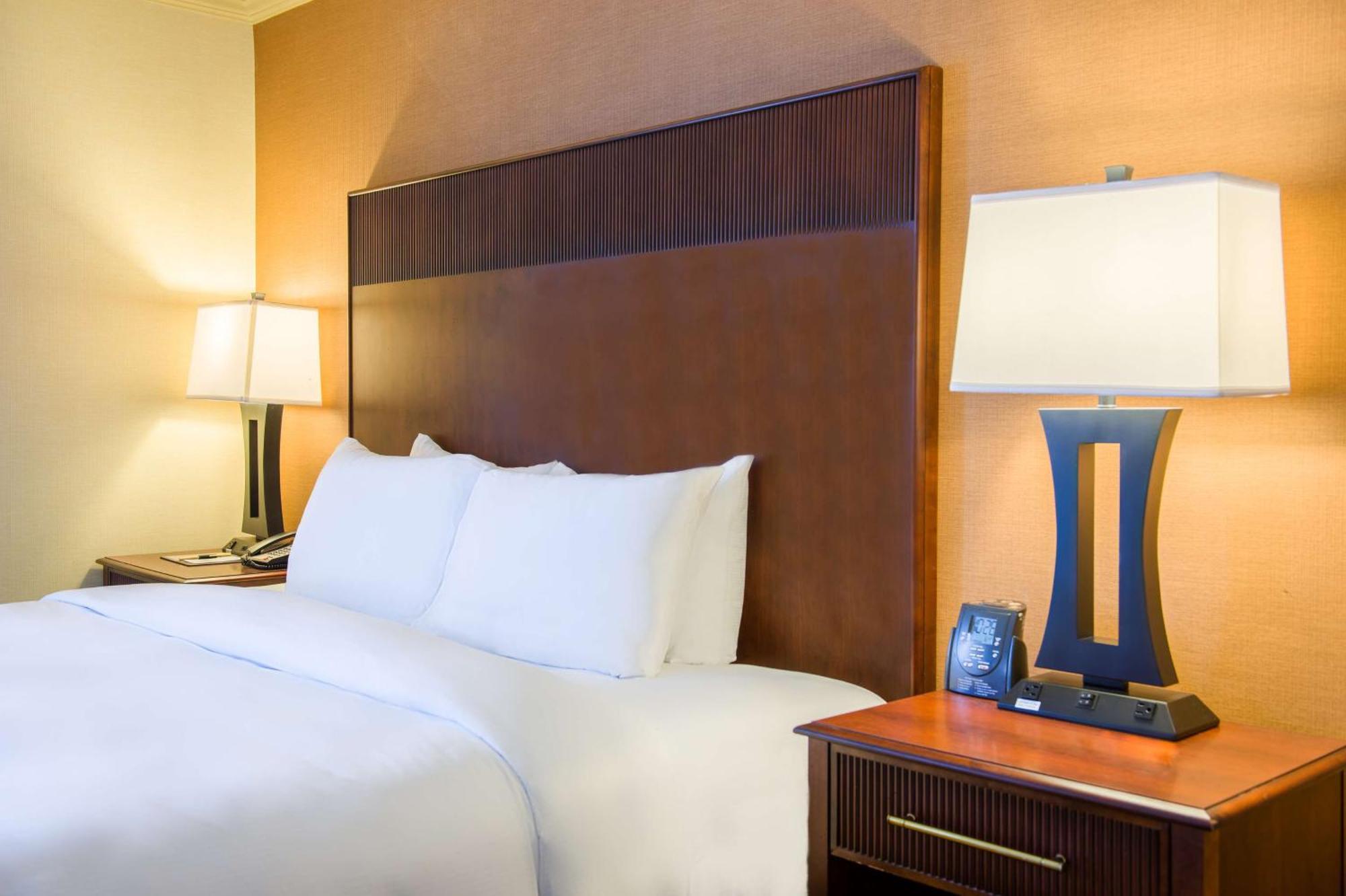 Hotel Doubletree By Hilton Philadelphia Airport Exterior foto