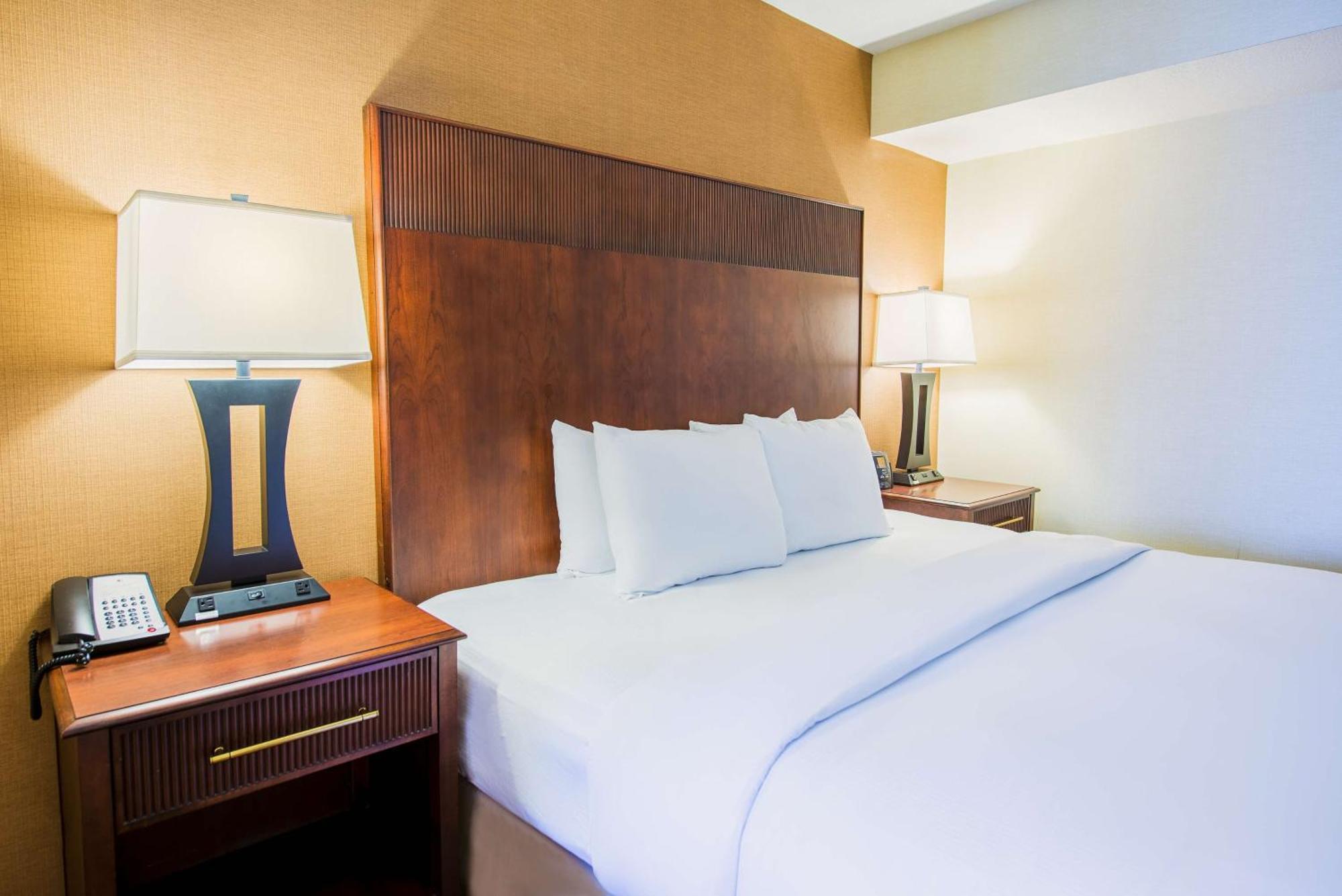Hotel Doubletree By Hilton Philadelphia Airport Exterior foto